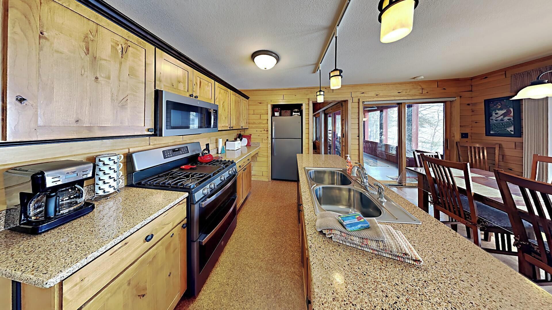Cabin, Multiple Beds, Kitchen | Private kitchen | Fridge, microwave, oven, stovetop