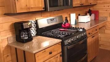Cabin, Multiple Beds, Kitchen | Private kitchen | Fridge, microwave, oven, stovetop