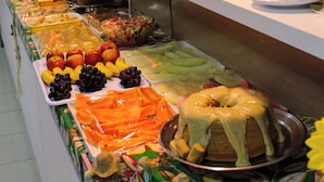 A buffet with various food items and beverages. - HOTEL ROCHEDO (Penedo)