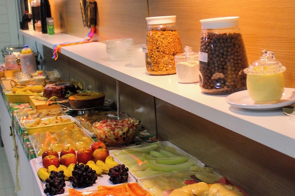 Bao gồm bữa sáng buffet hàng ngày