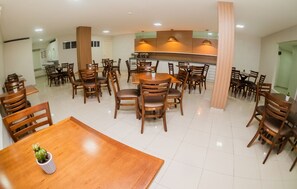 朝食 (ビュッフェ)、毎日提供 (無料)