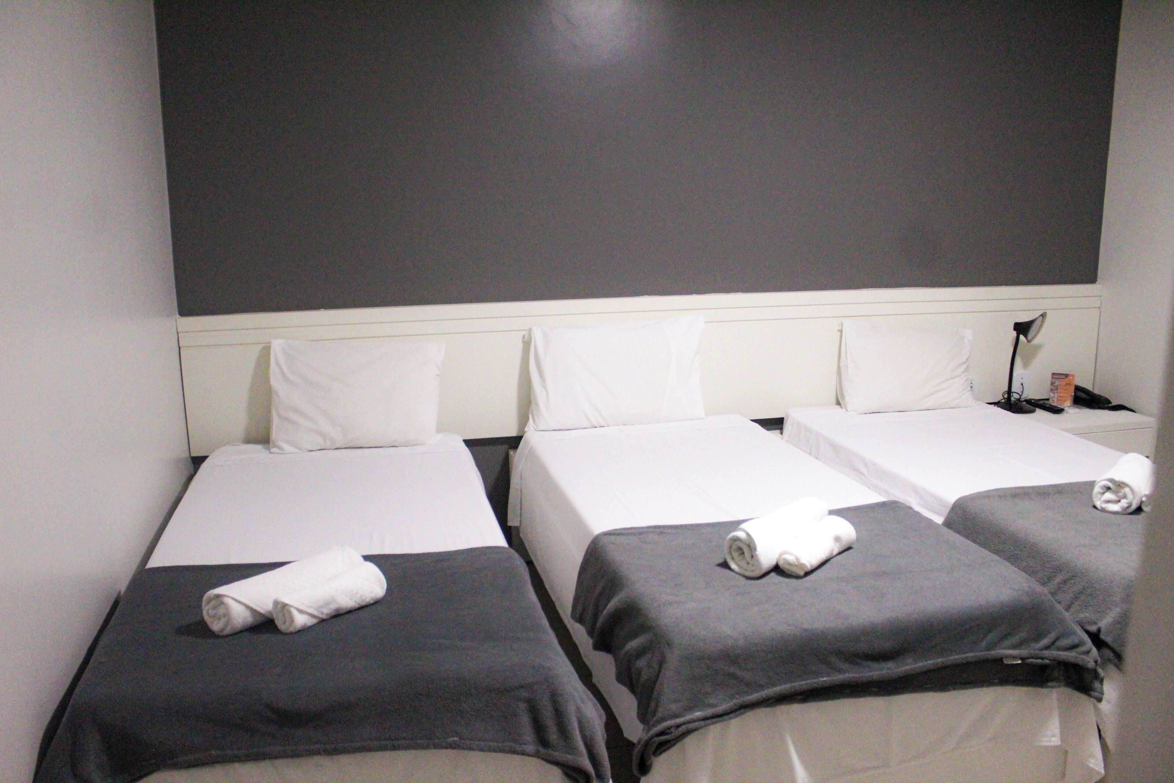 Standard Triplo Solteiro - Sem Janela | Frigobar, escrivaninha, espaço de trabalho para notebook