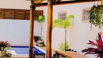 32-inch Smart TV with cable channels, TV