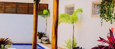 32-inch Smart TV with cable channels, TV