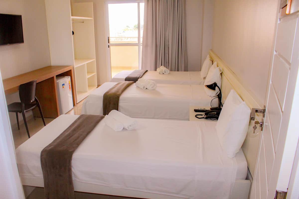 Habitación triple Premium | Minibar, escritorio, espacio para trabajar con un portátil y wifi gratis