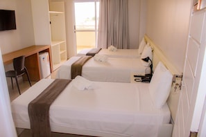 Premium-Dreibettzimmer | Minibar, Schreibtisch, laptopgeeigneter Arbeitsplatz, kostenloses WLAN