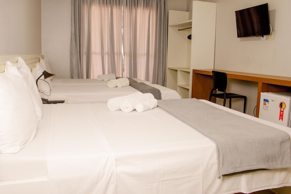 Frigobar, escrivaninha, espaço de trabalho para notebook