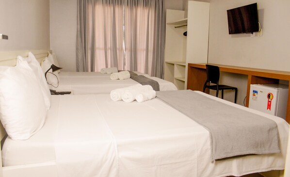 Minibar, Schreibtisch, laptopgeeigneter Arbeitsplatz, kostenloses WLAN