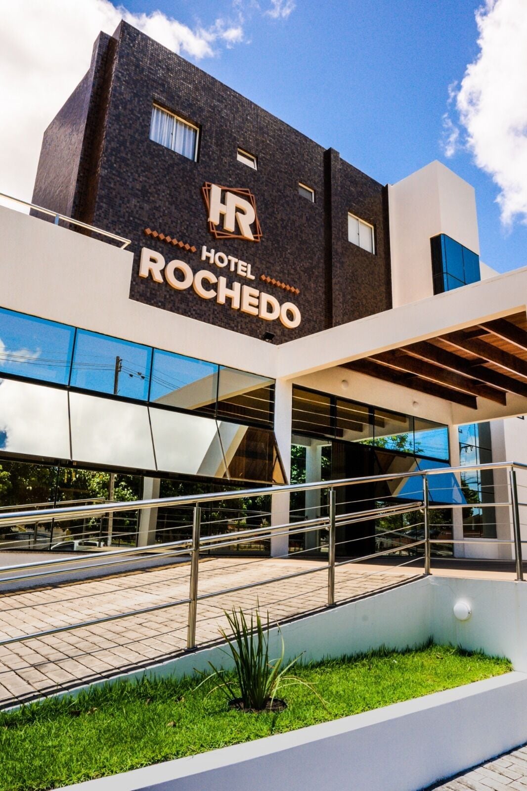 Un hotel moderno con un letrero destacado que dice "HOTEL ROCHEDO".