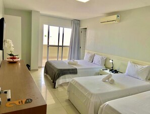 Basic-Ferienhütte | Minibar, Schreibtisch, laptopgeeigneter Arbeitsplatz, kostenloses WLAN