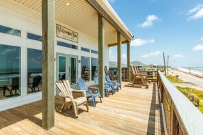 Property grounds - Vitamin Sea - Chic Front Row Water View Home! (Surfside Beach)