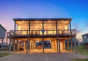 Exterior - Vitamin Sea - Chic Front Row Water View Home! (Surfside Beach)