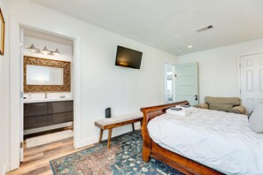 3 bedrooms, WiFi, bed sheets - Vitamin Sea - Chic Front Row Water View Home! (Surfside Beach)