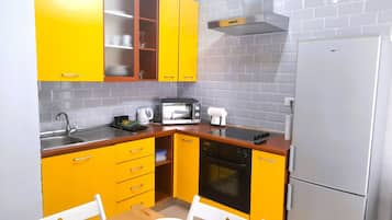 Een koelkast, een magnetron, een oven, een koffiezetapparaat/waterkoker