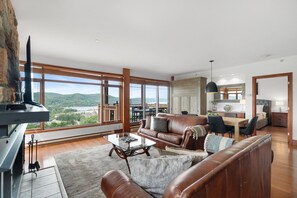 Smart TV, fireplace, stereo