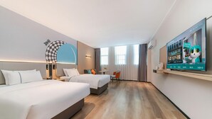 A hotel room with two beds, a TV, a desk, and a large window. - City Convenient Zhuzhou Sports Centre (Zhuzhou)