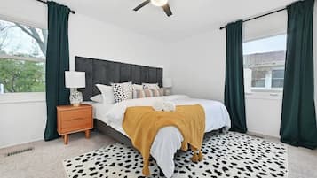 3 slaapkamers, een bureau, een strijkplank/strijkijzer, reisbedje