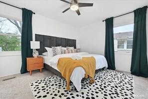 3 soverom, skrivebord, strykejern/-brett og reiseseng for barn