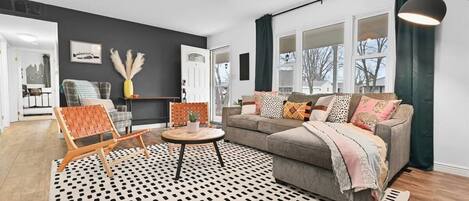 TV connectée, livres, écrans d'ordinateur