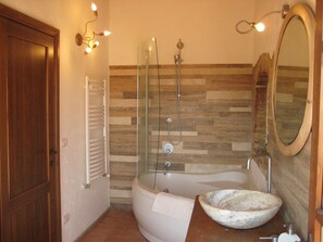 Bañera, secador de pelo, bidé y toallas