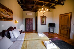 Habitación cuádruple tradicional | Decoración personalizada y muebles diferentes