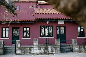 Vista frontal de la propiedad