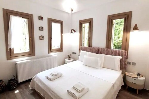 Serenity Living Pelion Cottage_ away from the wolrd, above it all...