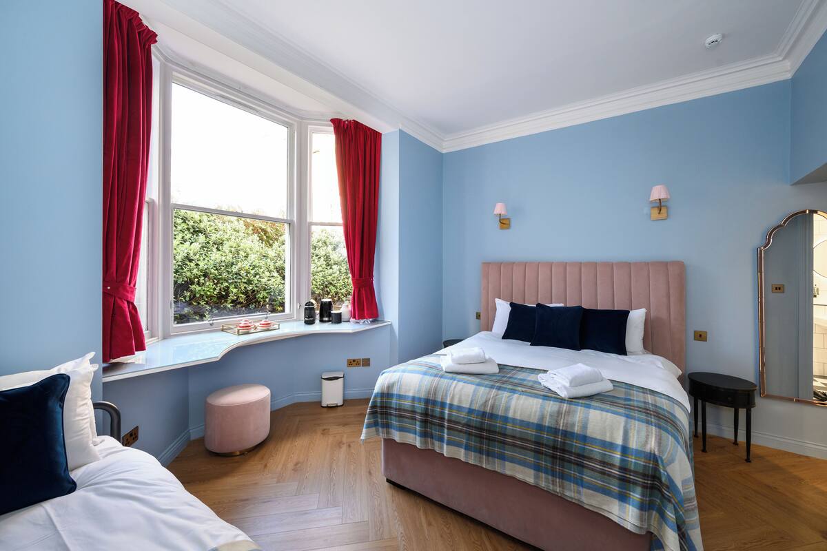 Down duvets, laptop workspace, WiFi, bed sheets