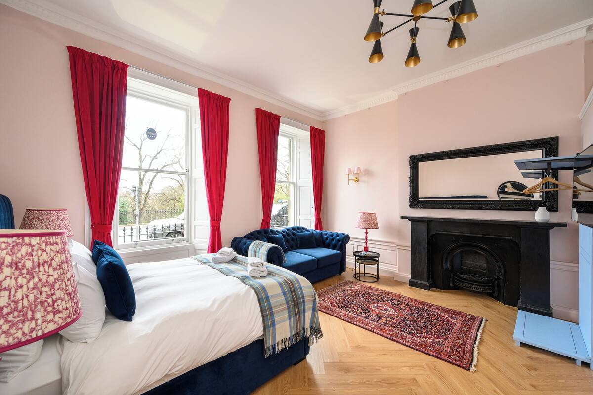 Down duvets, laptop workspace, WiFi, bed sheets