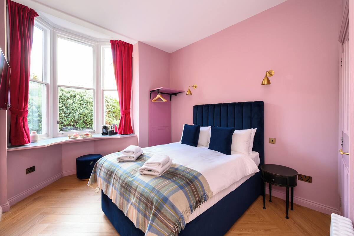 Down duvets, laptop workspace, WiFi, bed sheets