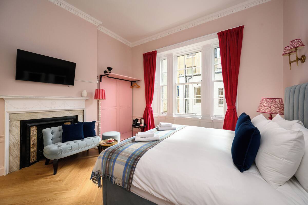 Down duvets, laptop workspace, WiFi, bed sheets