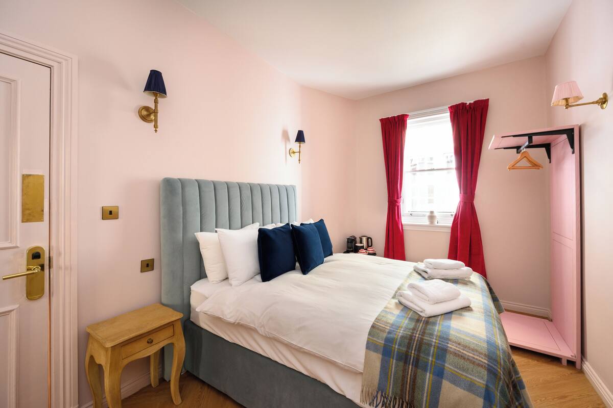 Down duvets, laptop workspace, WiFi, bed sheets