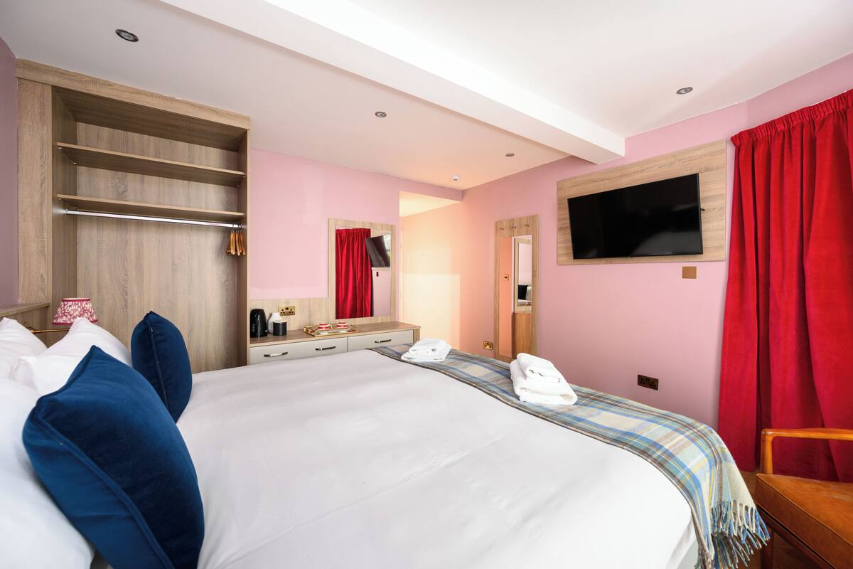 Down duvets, laptop workspace, WiFi, bed sheets