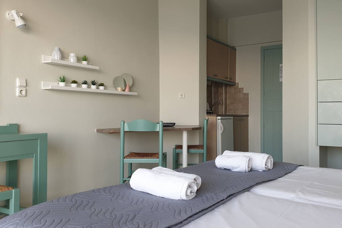In-room safe, WiFi (free)