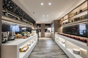 Un interior moderno con un pasillo central bordeado por estanterías que exhiben diversos objetos.