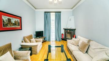 Familienapartment | Wohnbereich | 90-Zoll-LED-Fernseher mit Kabelempfang, Fernseher, DVD-Player