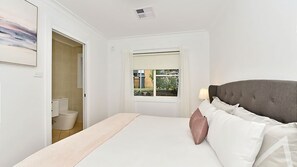 5 bedrooms, iron/ironing board, free WiFi, bed sheets - Lake Daze at Coal Point - Lakeviews, Pool & BBQ (Coal Point)