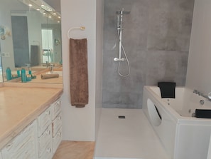 Combined shower/tub, jetted tub, hair dryer, towels - Villa en el Centro de L'escala (L'Escala)