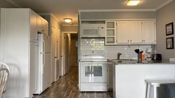 Geladeira, micro-ondas, cooktop, lava-louças