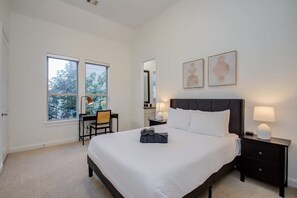 4 Schlafzimmer, Schreibtisch, Bügeleisen/Bügelbrett, WLAN