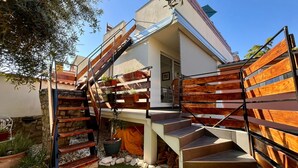 A modern house with a wooden staircase and a small garden area. - Holiday apartment in Pula, big roof balcony and garden, pet friendly (Pula)
