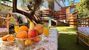 Outdoor dining - Holiday apartment in Pula, big roof balcony and garden, pet friendly (Pula)