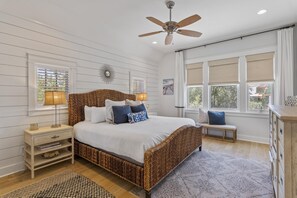 5 bedrooms, desk, free WiFi, bed sheets