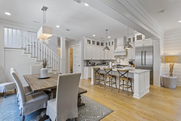 ثلاجة، ميكروويف، فرن، موقد طهي مسطح