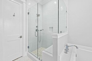 Combined shower/tub, hair dryer, towels