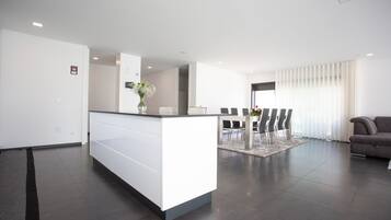 Een smart-tv, tafelvoetbal en een stereo