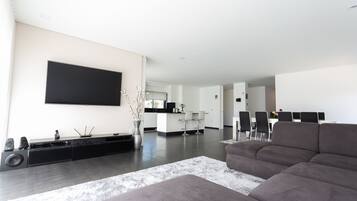 Een smart-tv, tafelvoetbal en een stereo