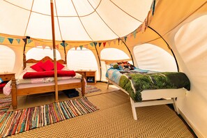 1 bedroom, bed sheets