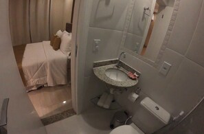 Een douche, een regendouche, zeep, shampoo
