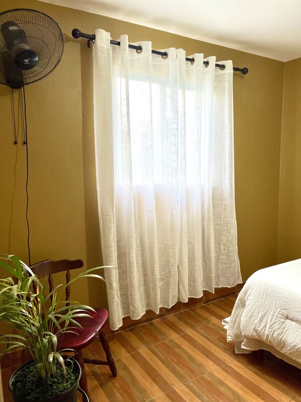 1 bedroom, WiFi - Minutes from Ys Falls, Safari and Zoo— w/ Bar and Restaurant onsite (Middle Quarters)